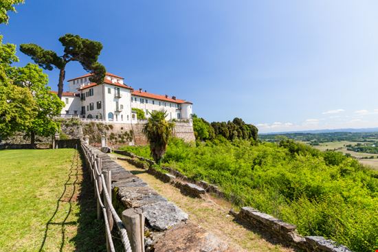 Castello di Masino Il castello nascosto tra le colline del Canavese elitravo - Shutterstock.com 