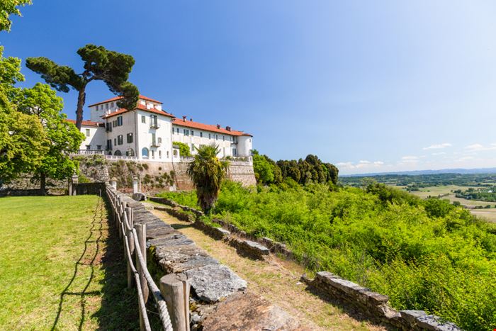 Castello di Masino - Il castello nascosto tra le colline del Canavese - elitravo - Shutterstock.com