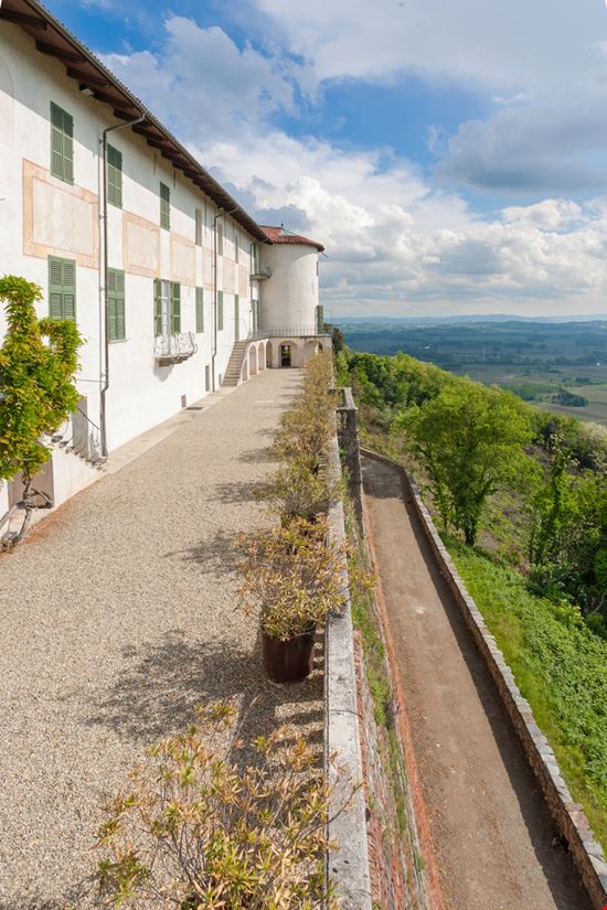 Castello di Masino Il castello nascosto tra le colline del Canavese elitravo / Shutterstock.com 