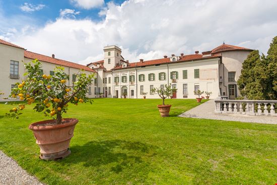 Castello di Masino Il castello nascosto tra le colline del Canavese elitravo / Shutterstock.com 
