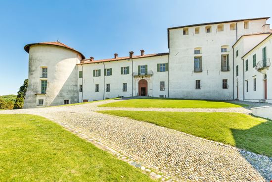 Castello di Masino Il castello nascosto tra le colline del Canavese elitravo - Shutterstock.com 