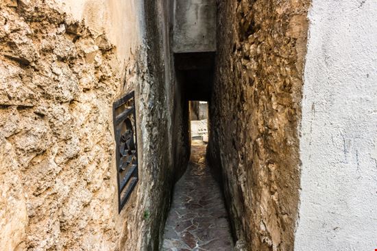 Vicolo del bacio Vicolo del bacio GoneWithTheWind - Shutterstock.com 
