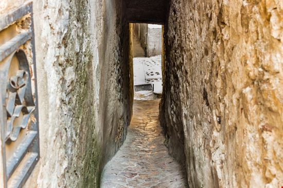Vicolo del bacio Vicolo del bacio GoneWithTheWind - Shutterstock.com 