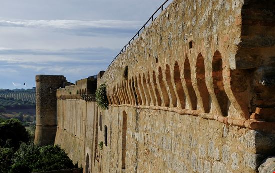 Mura di Magliano Mura di Magliano yogidan - Istockphoto.com 