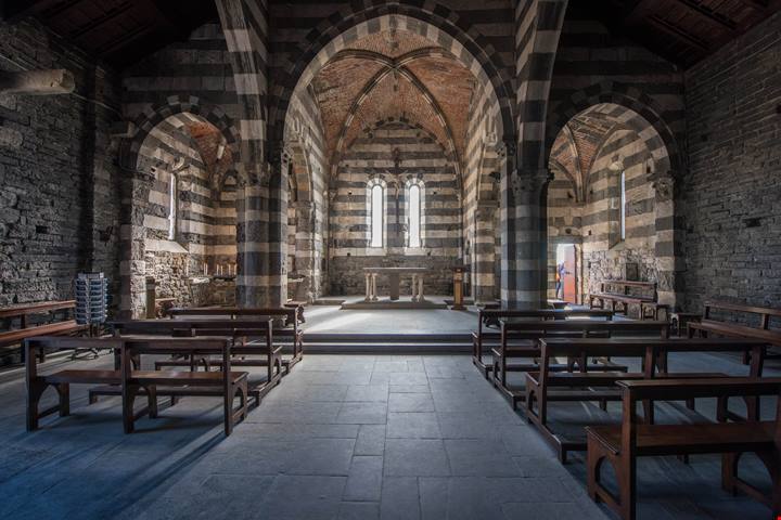 È la chiesa a picco sul mare più bella d'Italia: sembra un veliero di pietra pronto a sfidare le onde