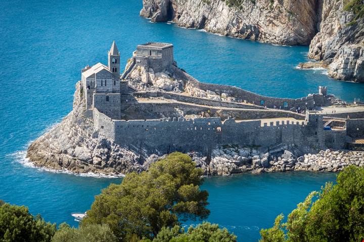 È la chiesa a picco sul mare più bella d'Italia: sembra un veliero di pietra pronto a sfidare le onde