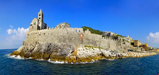 Portovenere Chiesa di San Pietro stock.adobe.com 