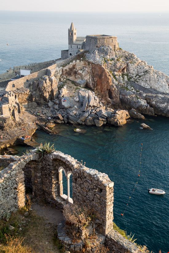 Portovenere Chiesa di San Pietro stock.adobe.com 