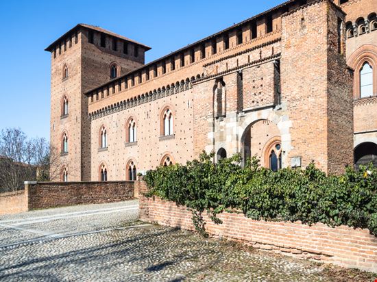 castello castello KrimKate - Shutterstock.com 