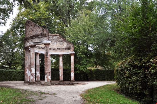 Giardino Ducale Giardino Ducale Giacomo Cozzi - Shutterstock.com 