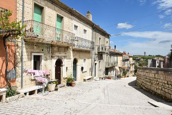 Oratino Il borgo di Oratino stock.adobe.com 