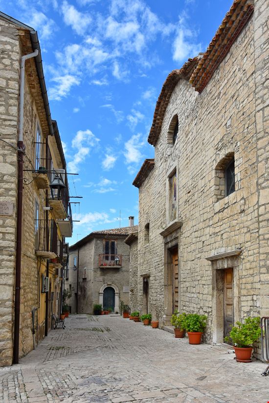 Oratino Il borgo di Oratino stock.adobe.com 