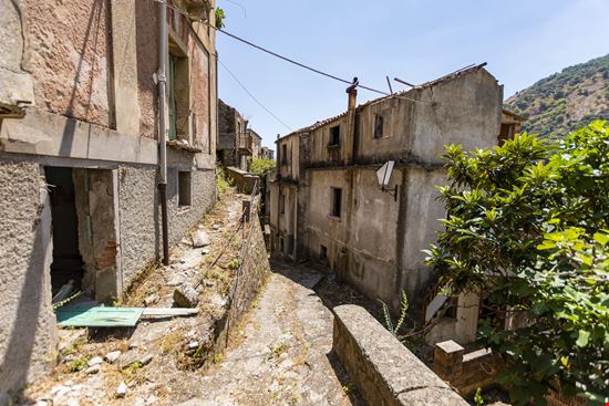 Roghudi Il borgo fantasma di Roghudi Vecchio stock.adobe.com 