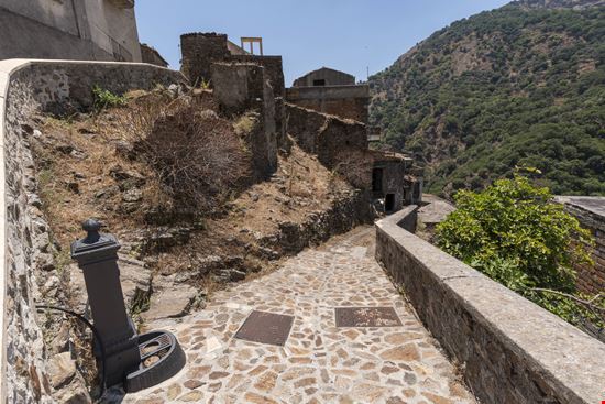 Roghudi Il borgo fantasma di Roghudi Vecchio stock.adobe.com 