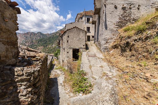 Roghudi Il borgo fantasma di Roghudi Vecchio stock.adobe.com 