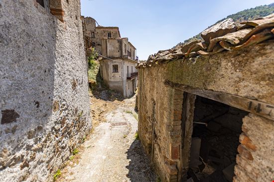 Roghudi Il borgo fantasma di Roghudi Vecchio stock.adobe.com 
