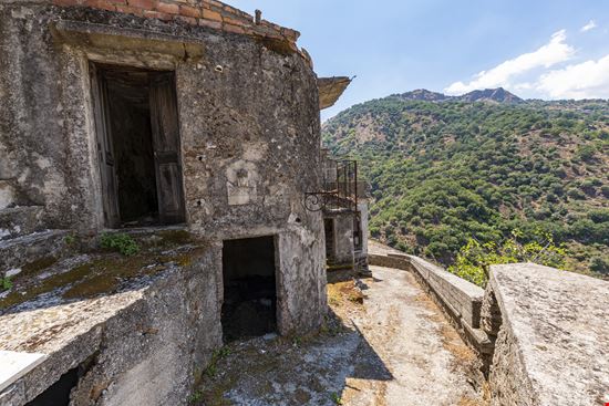Roghudi Il borgo fantasma di Roghudi Vecchio stock.adobe.com 