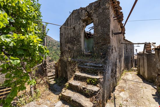Roghudi Il borgo fantasma di Roghudi Vecchio stock.adobe.com 
