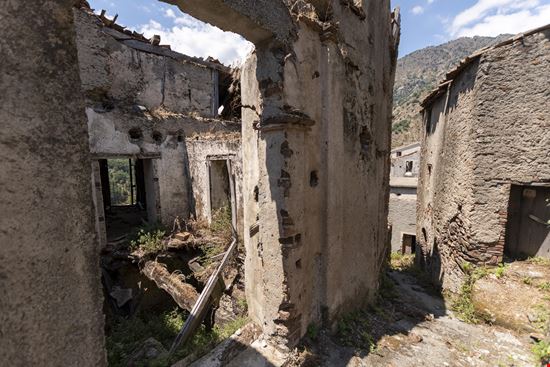 Roghudi Il borgo fantasma di Roghudi Vecchio stock.adobe.com 