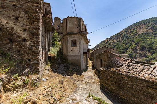 Roghudi Il borgo fantasma di Roghudi Vecchio stock.adobe.com 