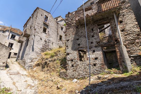 Roghudi Il borgo fantasma di Roghudi Vecchio stock.adobe.com 