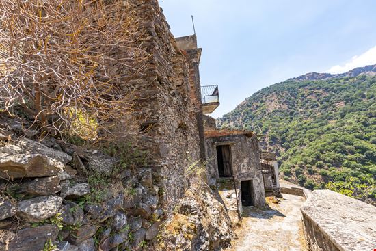 Roghudi Il borgo fantasma di Roghudi Vecchio stock.adobe.com 