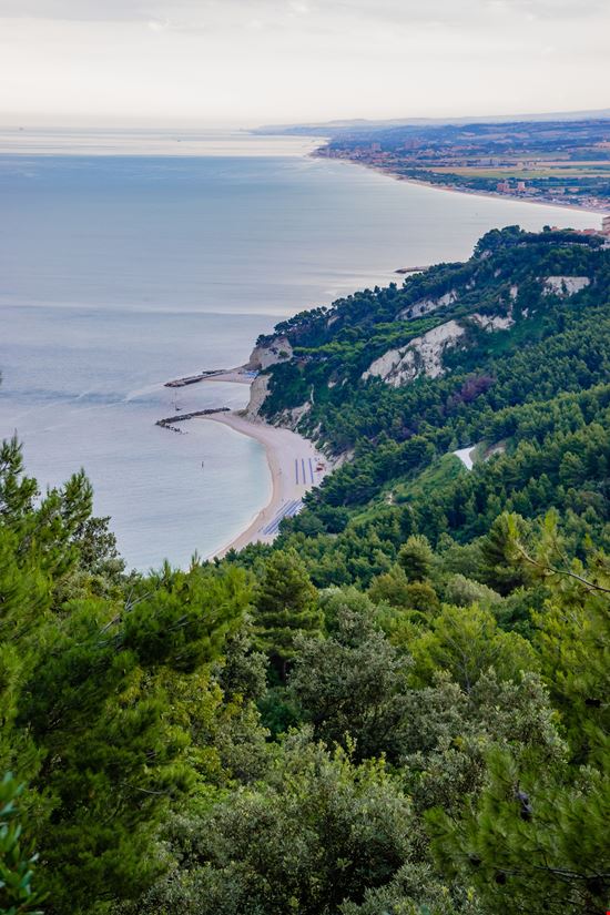 Spiaggia le due Sorelle Una delle migliori spiagge del Conero stock.adobe.com 
