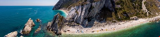 Spiaggia le due Sorelle Una delle migliori spiagge del Conero stock.adobe.com 