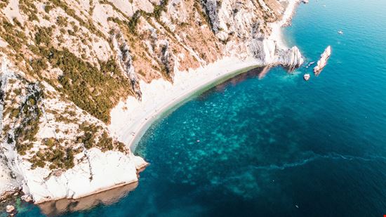 Spiaggia le due Sorelle Una delle migliori spiagge del Conero stock.adobe.com 