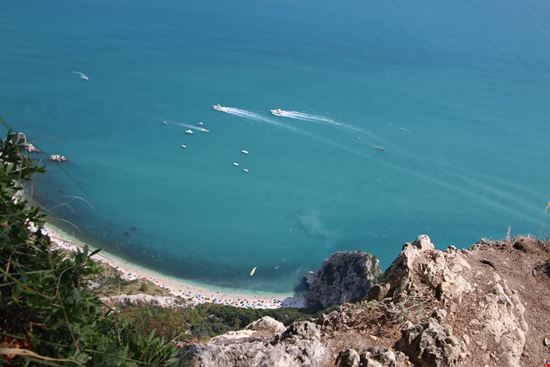Spiaggia le due Sorelle Una delle migliori spiagge del Conero
 stock.adobe.com 