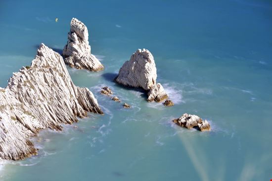 Spiaggia le due Sorelle Una delle migliori spiagge del Conero
 stock.adobe.com 