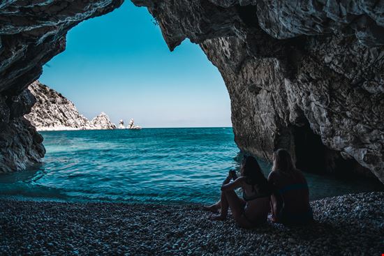 Spiaggia le due Sorelle Una delle migliori spiagge del Conero
 stock.adobe.com 