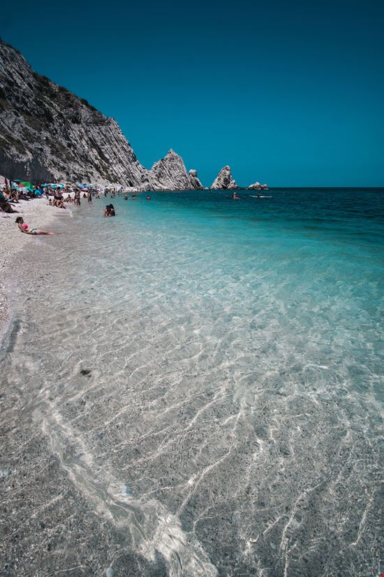Spiaggia le due Sorelle Una delle migliori spiagge del Conero
 stock.adobe.com 
