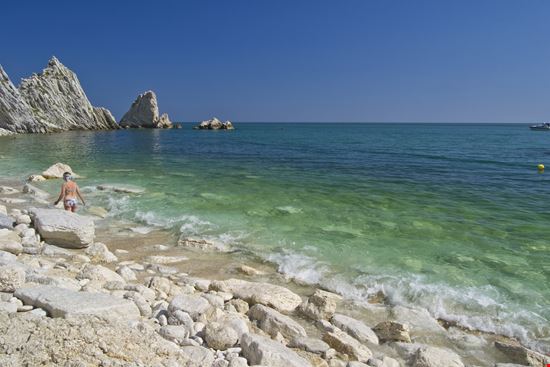 Spiaggia le due Sorelle Una delle migliori spiagge del Conero
 stock.adobe.com 