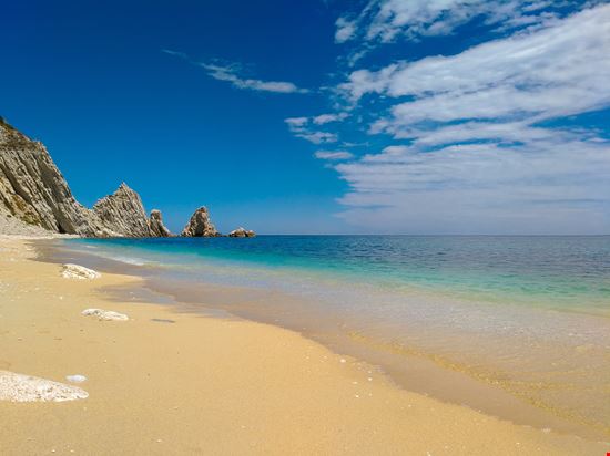 Spiaggia le due Sorelle Una delle migliori spiagge del Conero
 stock.adobe.com 