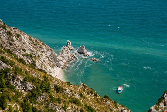 Spiaggia le due Sorelle Una delle migliori spiagge del Conero
 stock.adobe.com 