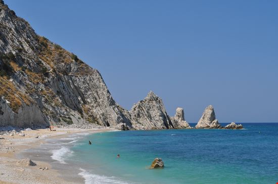 Spiaggia le due Sorelle Una delle migliori spiagge del Conero stock.adobe.com 