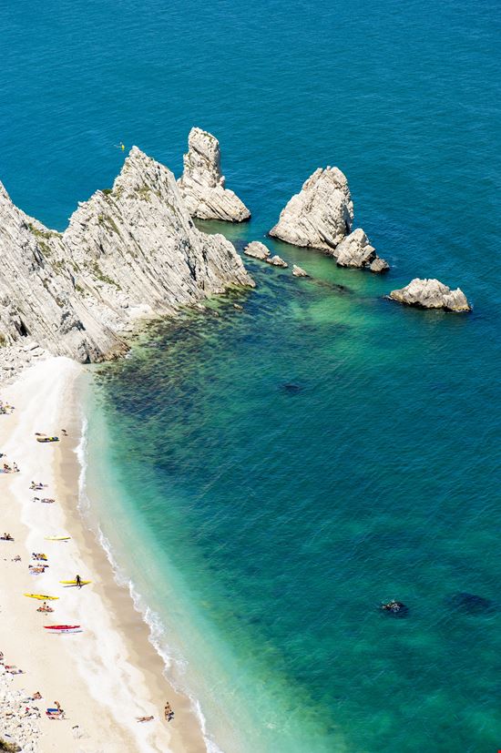 Spiaggia le due Sorelle Una delle migliori spiagge del Conero stock.adobe.com 
