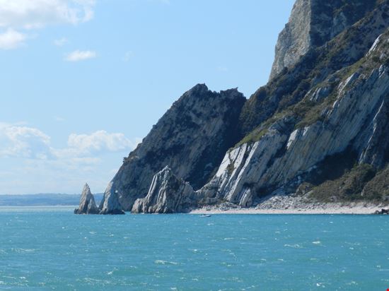 Spiaggia le due Sorelle Una delle migliori spiagge del Conero stock.adobe.com 