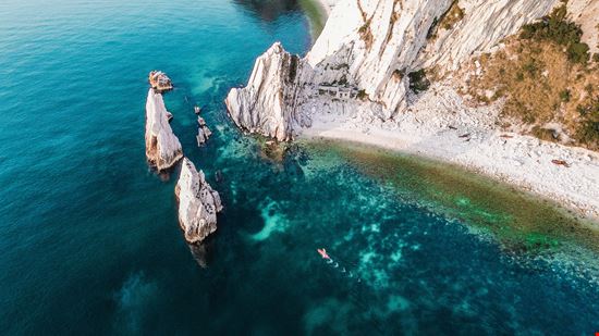 Spiaggia le due Sorelle Una delle migliori spiagge del Conero stock.adobe.com 