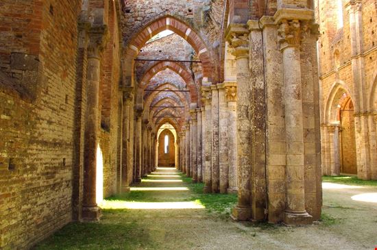 Abbazia di San Galgano Abbazia di San Galgano Dan74 - Shutterstock.com 