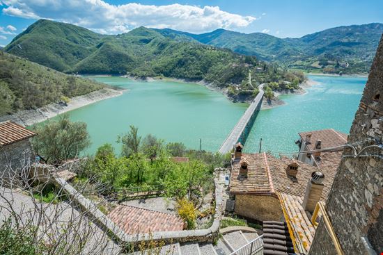 Lago del Turano Lago del Turano e55evu - Istockphoto.com 