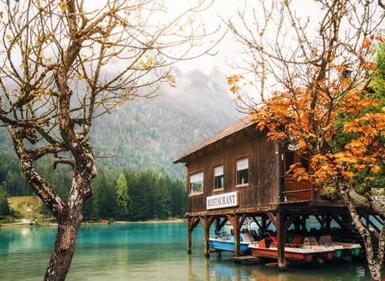 Lago di Dobbiaco Lago di Dobbiaco Andrei Bortnikau / Shutterstock.com 