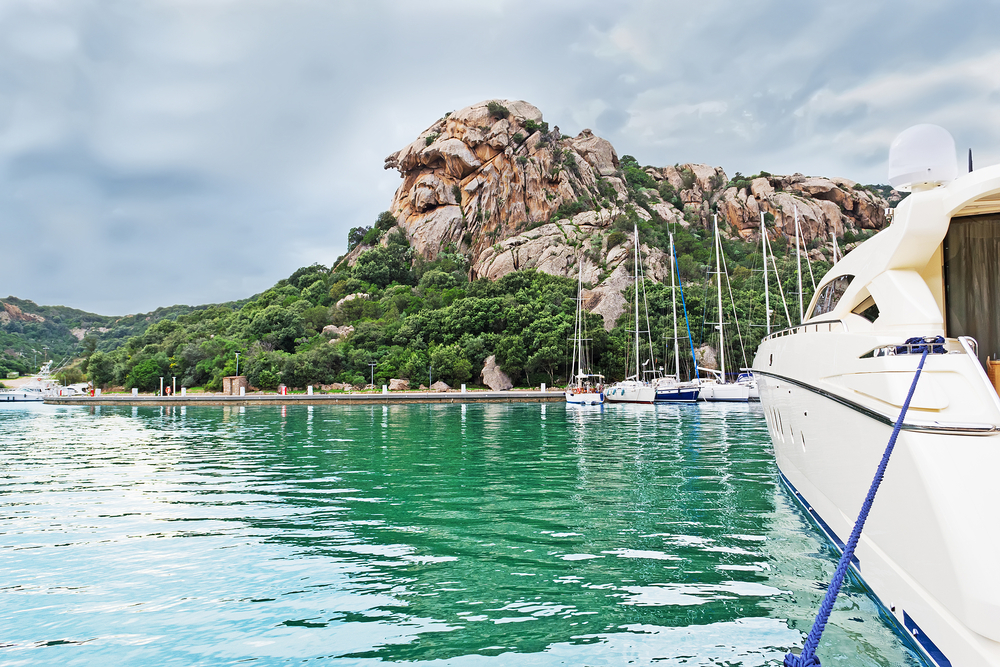 Fino agli anni ’80 neanche esisteva, oggi è la Portofino della Sardegna: il porto nascosto dell’isola è il fiordo segreto della Costa Smeralda