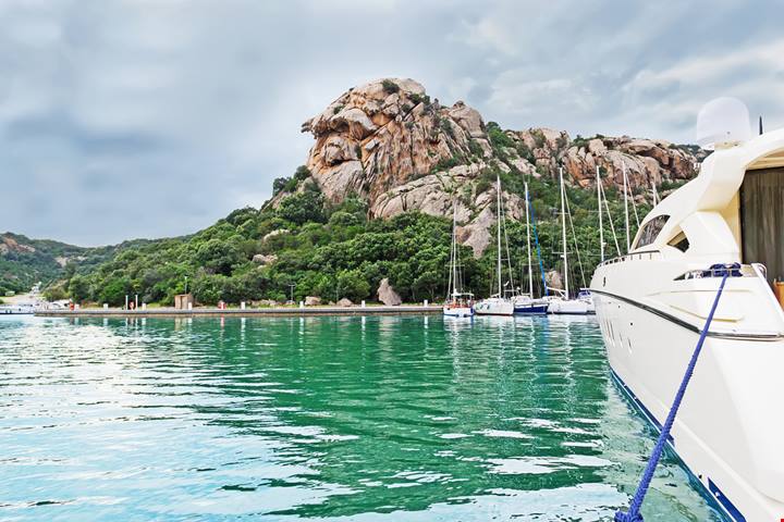 Fino agli anni ’80 neanche esisteva, oggi è la Portofino della Sardegna: il porto nascosto dell’isola è il fiordo segreto della Costa Smeralda