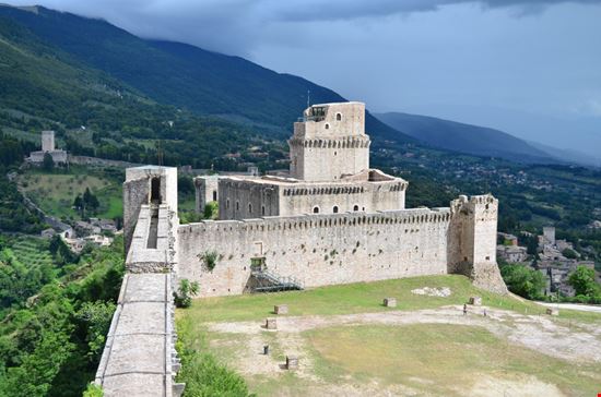 La Rocca di Assisi La Rocca di Assisi SarnaFoto - Shutterstock.com 