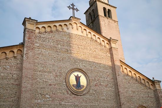 La Cattedrale La Cattedrale simona flamigni / Shutterstock.com 
