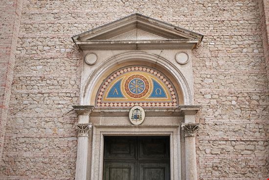 La Cattedrale La Cattedrale simona flamigni / Shutterstock.com 