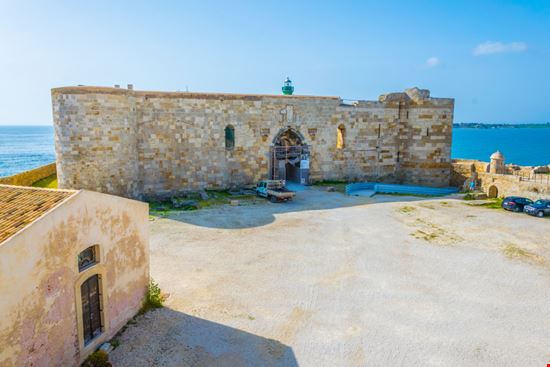 Castello Maniace Castello Maniace trabantos - Shutterstock.com 