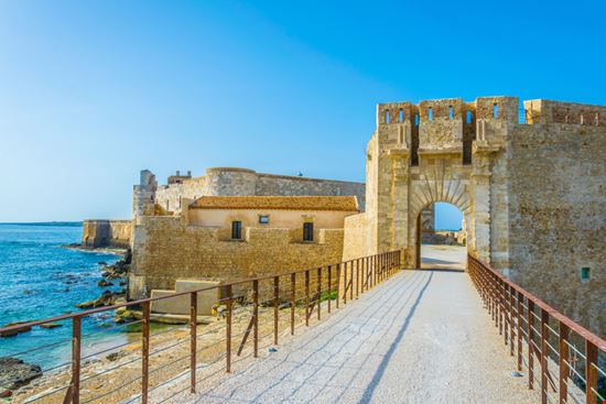 Castello Maniace Castello Maniace trabantos - Shutterstock.com 